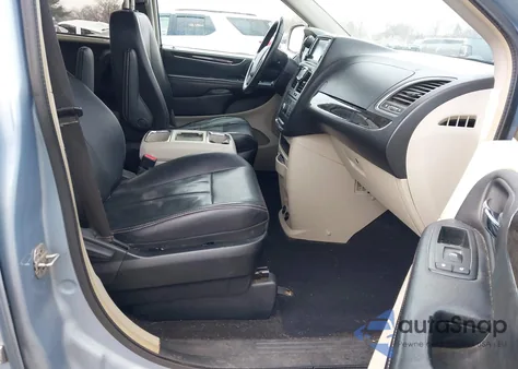 2013 Chrysler Town & Country Touring z USA, uszkodzony, nr VIN 2C4RC1BG0DR565617